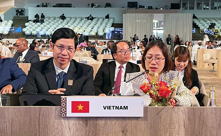 Phó Cục trưởng Cục Du lịch Quốc gia Việt Nam Phan Linh Chi chia sẻ kinh nghiệm của Việt Nam về ứng dụng công nghệ AI và đổi mới sáng tạo trong định hình du lịch.