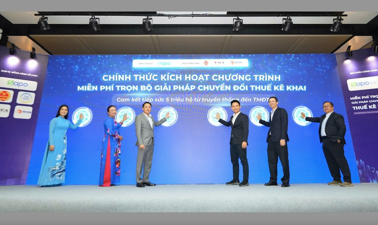 Các đại biểu kích hoạch Chương trình "Miễn phí trọn bộ giải pháp chuyển đổi thuế kê khai" của Sapo.