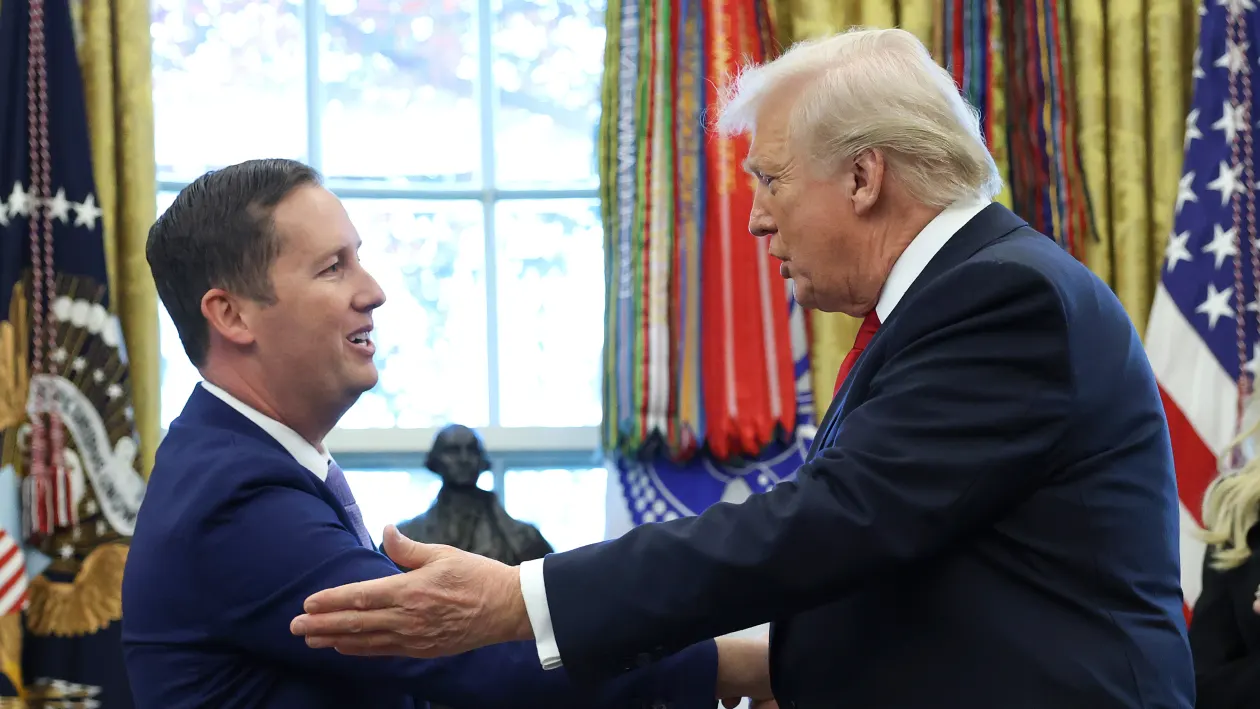 Tân đại sứ Mỹ tại Ấn Độ Sergio Gor (trái) và Tổng thống Mỹ Donald Trump trong lễ tuyên thệ của ông Gor tại Nhà Trắng hôm 10/11 - Ảnh: Getty/CNBC.