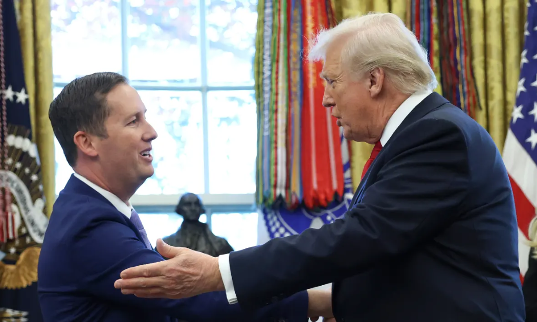 Tân đại sứ Mỹ tại Ấn Độ Sergio Gor (trái) và Tổng thống Mỹ Donald Trump trong lễ tuyên thệ của ông Gor tại Nhà Trắng hôm 10/11 - Ảnh: Getty/CNBC.