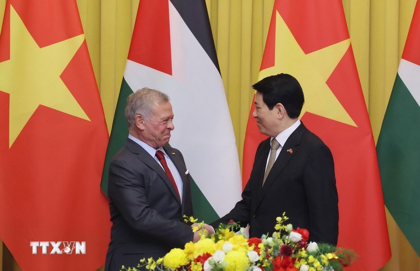 Chủ tịch nước Lương Cường và Quốc vương Jordan Abdullah II bin Al Hussein chụp ảnh chung trước hội đàm. Ảnh: TTXVN.