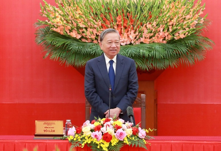 Tổng Bí thư Tô Lâm chúc mừng và biểu dương những thành tích của lực lượng tham gia bảo vệ an ninh, trật tự ở cơ sở. Ảnh: dangcongsan.vn