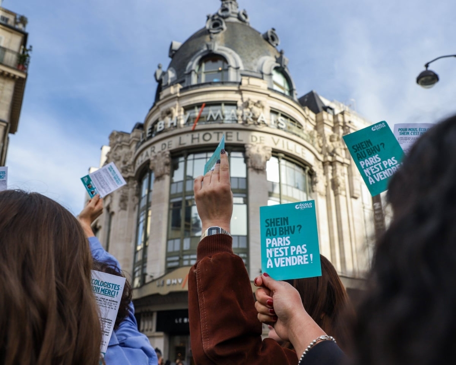 Người biểu tình phản đối việc Shein xuất hiện tại BHV.