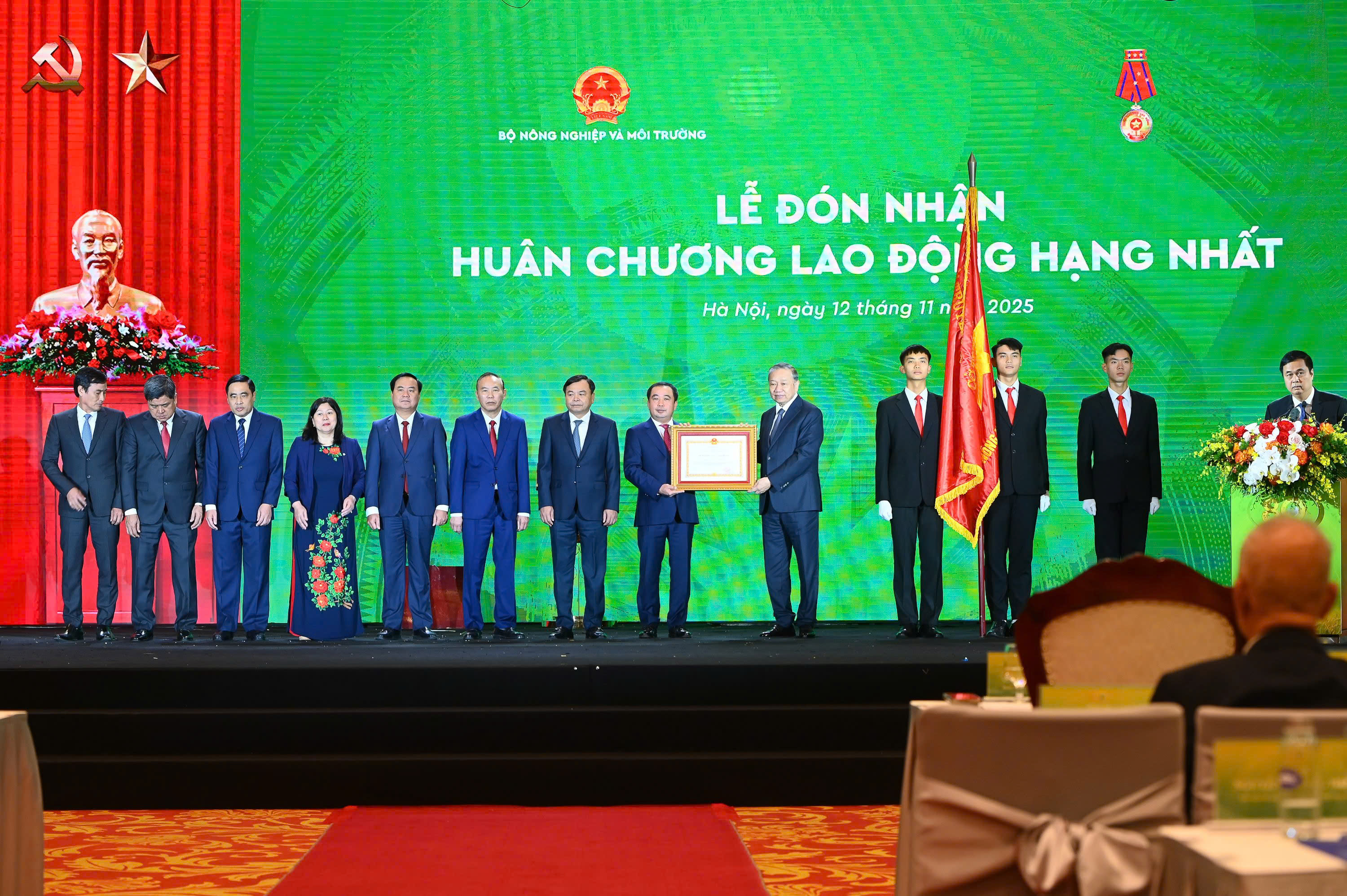 Tổng Bí thư Tô Lâm trao phần thưởng cao quý cho Bộ Nông nghiệp và Môi trường.