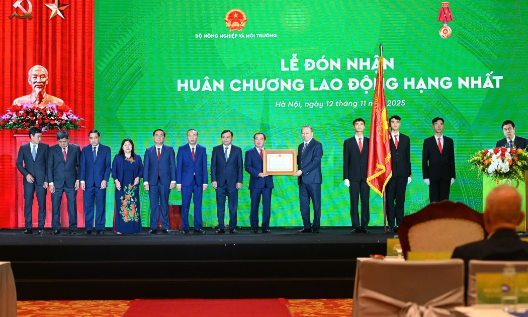 Tổng Bí thư Tô Lâm trao phần thưởng cao quý cho Bộ Nông nghiệp và Môi trường.