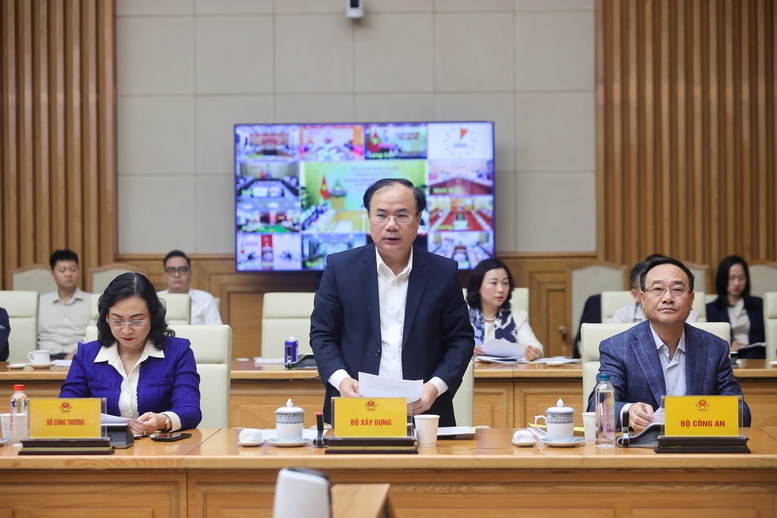Thứ trưởng Bộ Xây dựng Nguyễn Văn Sinh báo cáo tại phiên họp - Ảnh: VGP