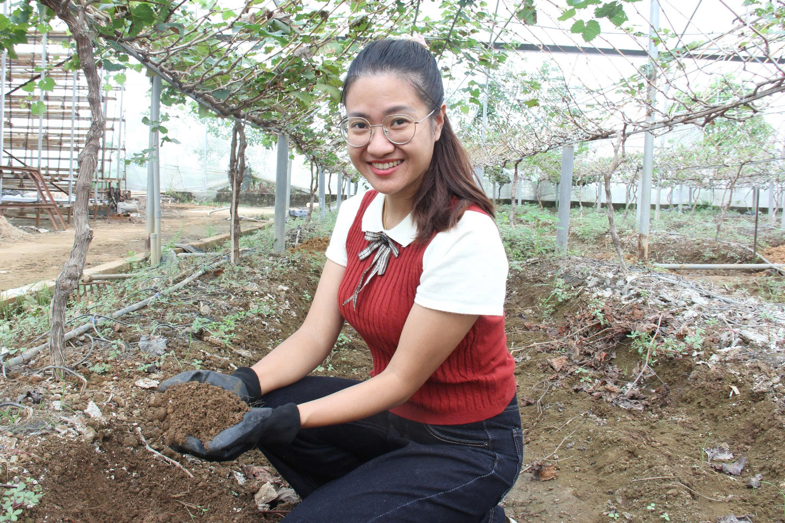 Nụ cười rạng rỡ của cô chủ nông trại khi khoe về sự màu mỡ của đất, sau thời gian dài vất vả cải tạo.