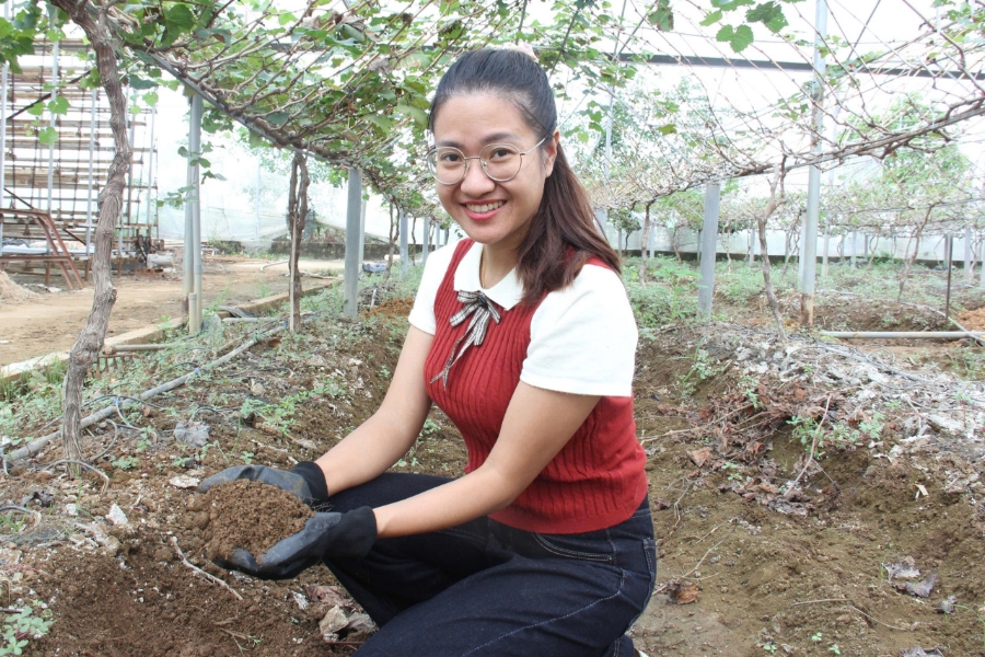 Nụ cười rạng rỡ của cô chủ nông trại khi khoe về sự màu mỡ của đất, sau thời gian dài vất vả cải tạo.