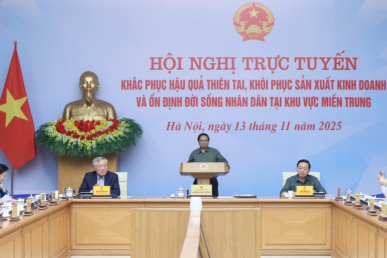 Thủ tướng Phạm Minh Chính chủ trì hội nghị trực tuyến khắc phục hậu quả thiên tai, khôi phục sản xuất kinh doanh và ổn định đời sống nhân dân tại khu vực miền Trung. Ảnh: VGP
