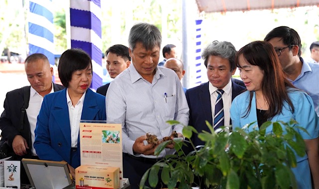 Lãnh đạo TP Đà Nẵng và Trường Đại học sư phạm, Sở Khoa học và Công nghệ thành phố tham quan khu trưng bày sản phẩm Khởi nghiệp lĩnh vực nông nghiệp - dược liệu.
