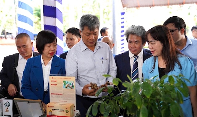 Lãnh đạo TP Đà Nẵng và Trường Đại học sư phạm, Sở Khoa học và Công nghệ thành phố tham quan khu trưng bày sản phẩm Khởi nghiệp lĩnh vực nông nghiệp - dược liệu.