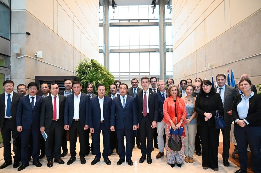 Đoàn EU chụp ảnh lưu niệm cùng Bộ Nông nghiệp và Môi trường Việt Nam