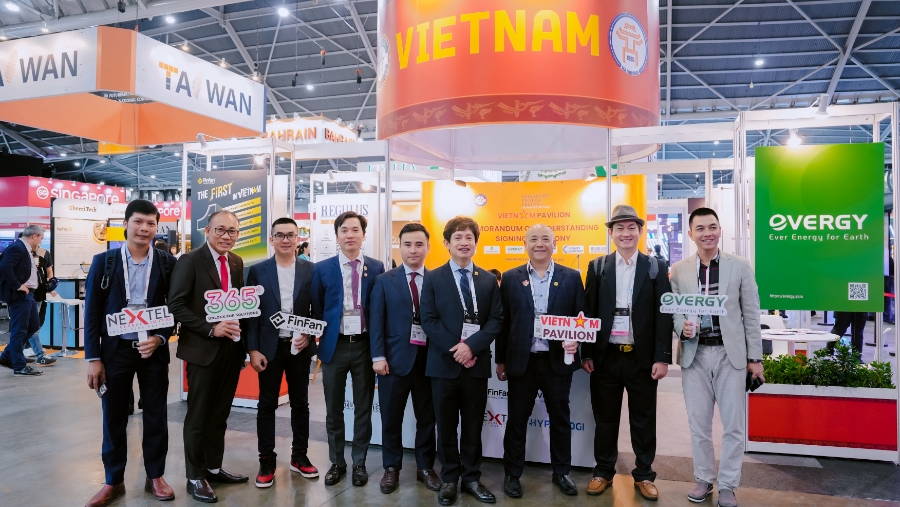 Đoàn đại biểu Meey Group chụp ảnh giao lưu tại Gian hàng Vietnam Pavilion.