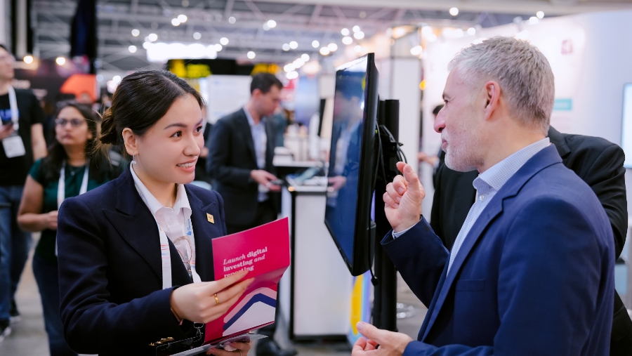 Tổng giám đốc Meey Group Nguyễn Lý Kiều Anh tham quan, trao đổi thông tin tại các gian hàng.