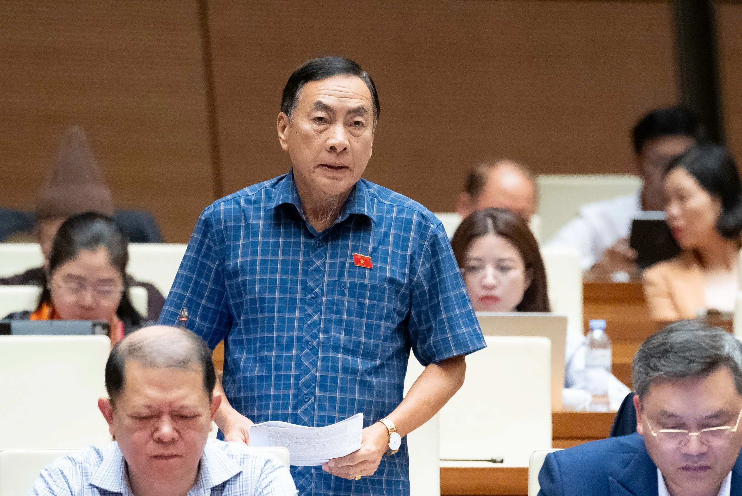 Đại biểu Phạm Văn Hòa, Đoàn ĐBQH tỉnh Đồng Tháp, phát biểu ý kiến