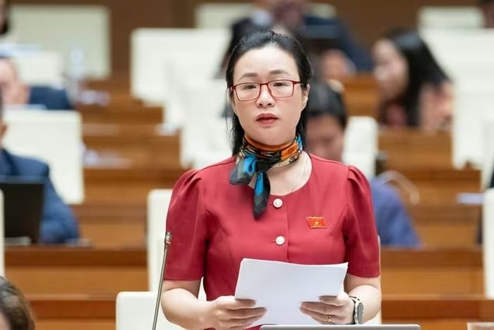 Đại biểu Trần Thị Thu Hằng, đoàn ĐBQH tỉnh Lâm Đồng đề nghị cải cách mạnh mẽ tiền lương viên chức. Ảnh: Quochoi.vn.