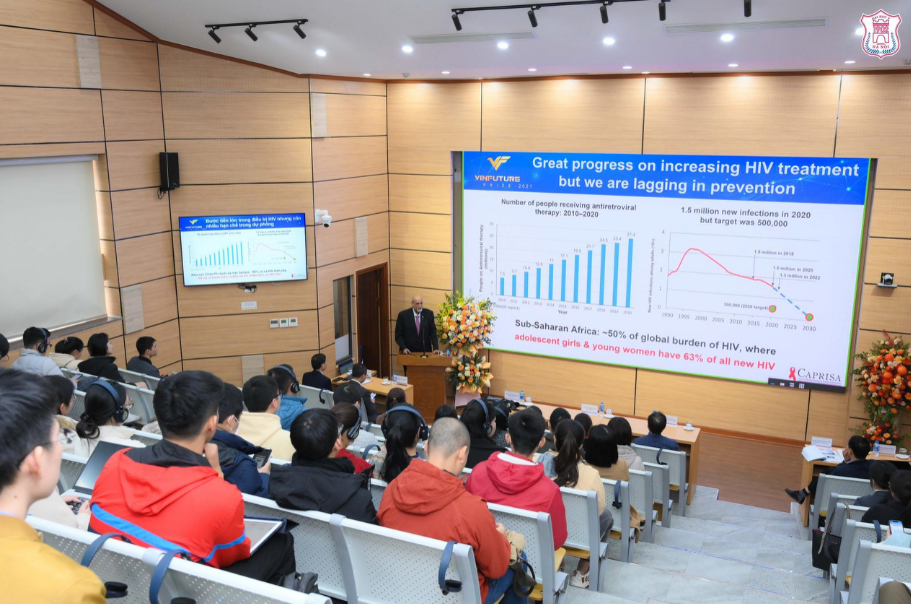 Buổi chia sẻ của GS. Salim S. Abdool Karim - Chủ nhân Giải Đặc biệt VinFuture 2021 tại Trường Đại học Y Hà Nội năm 2023 mang đến nhiều giá trị trong lĩnh vực y học. Ảnh: VFP