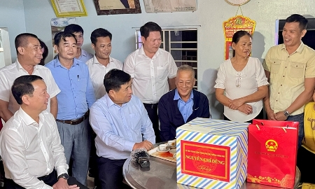 Phó Thủ tướng Nguyễn Chí Dũng thăm, động viên các hộ dân bị ảnh hưởng mưa lũ tại Huế