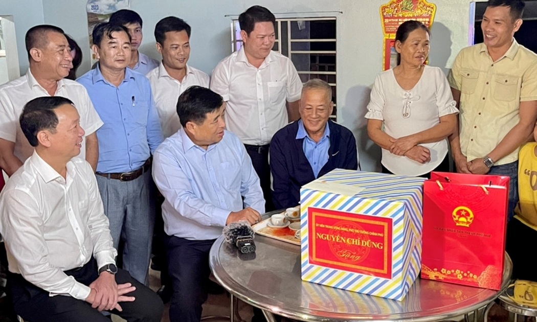 Phó Thủ tướng Chính phủ Nguyễn Chí Dũng động viên gia đình ông Võ Viết Quang ở tổ dân phố Lương Xuân, phường Hương Thuỷ. Ảnh: Lê Thọ