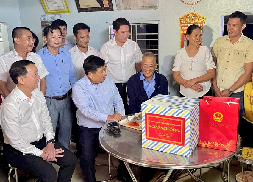 Phó Thủ tướng Chính phủ Nguyễn Chí Dũng động viên gia đình ông Võ Viết Quang ở tổ dân phố Lương Xuân, phường Hương Thuỷ. Ảnh: Lê Thọ