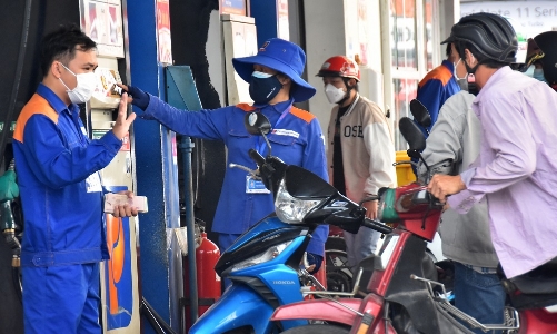 Giá xăng dầu trong nước tăng theo thế giới do biến động nguồn cung