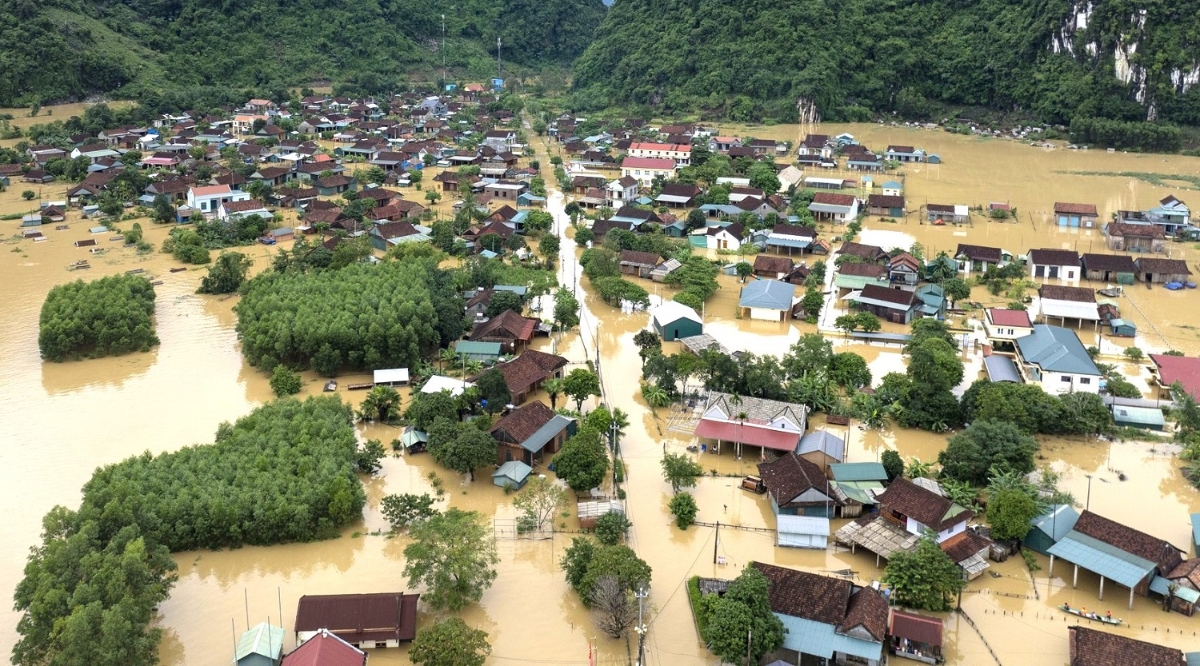 Bão lũ gây rất thiệt hại nặng ở miền Trung.