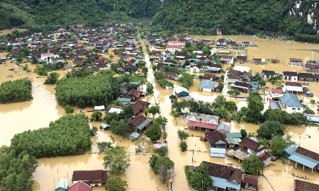 Bão lũ gây rất thiệt hại nặng ở miền Trung.