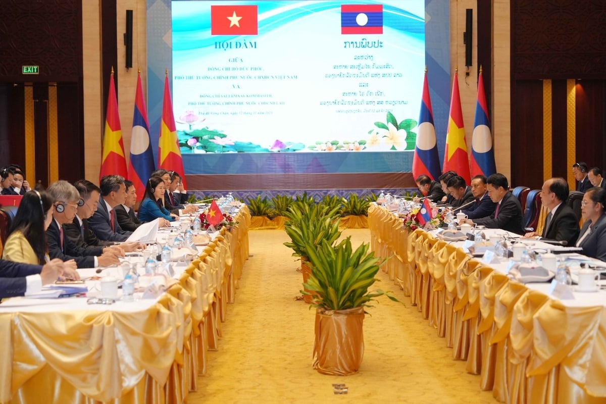 Quang cảnh hội đàm giữa Phó Thủ tướng Hồ Đức Phớc và  Phó Thủ tướng Salermxay Kommasith.