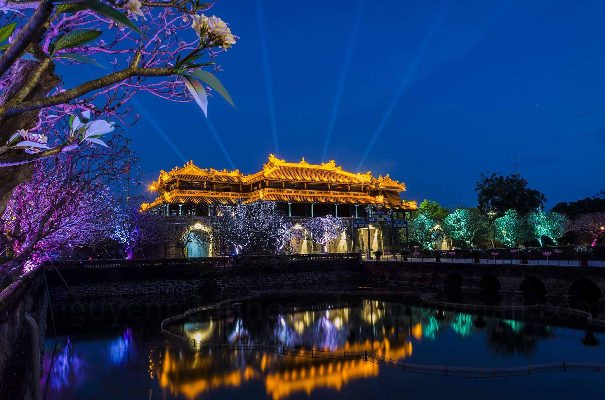 Tour du lịch đêm tại di tích Cố đô Huế.