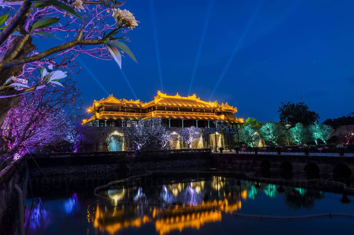 Tour du lịch đêm tại di tích Cố đô Huế.