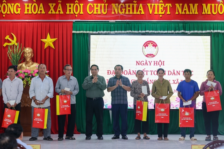 Thủ tướng và lãnh đạo các bộ, ngành, địa phương trao quà tặng bà con thôn Thắng Kiên, các hộ gia đình thiệt hại do bão, các hộ gia đình chính sách trên địa bàn - Ảnh: VGP