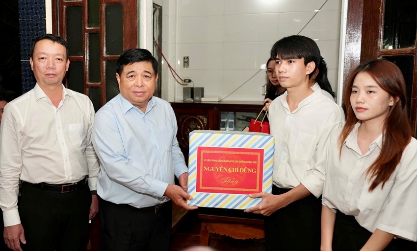 Phó Thủ tướng Chính phủ tặng quà động viên hai em Phạm Thị Hiền, Phạm Năng ở tổ dân phố Lương Hậu  