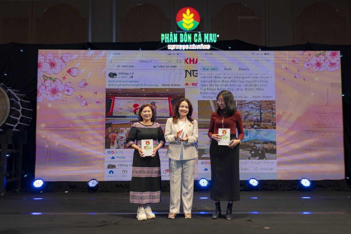 Phó Tổng giám đốc PVCFC Nguyễn Thị Hiền trao giải cho các khách hàng có nội dung tương tác nổi bật trong minigame.