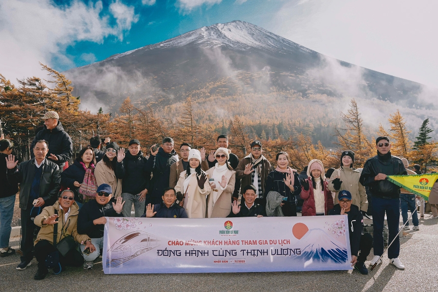  Đoàn khách hàng PVCFC tham quan Núi Phú Sĩ.
