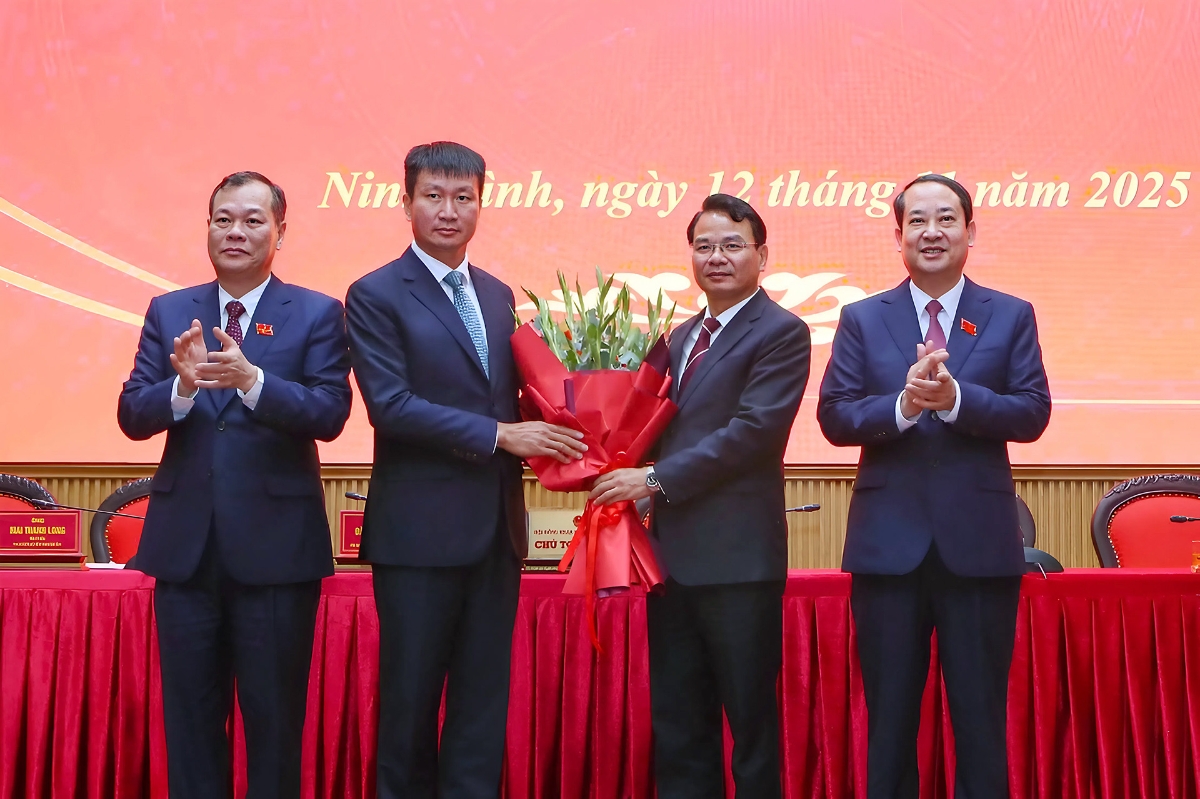 Bí thư Tỉnh ủy Đặng Xuân Phong tặng hoa chúc mừng tân Chủ tịch UBND tỉnh Ninh Bình