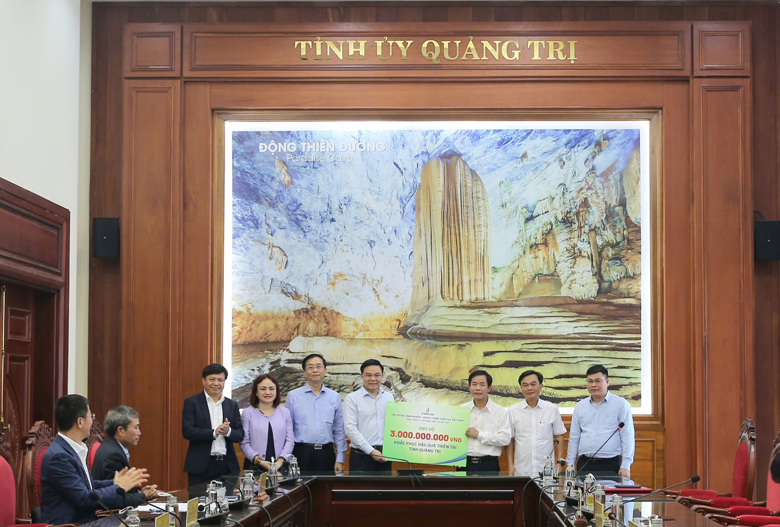 Petrovietnam trao biểu trưng hỗ trợ 3 tỷ đồng tại tỉnh Quảng Trị.