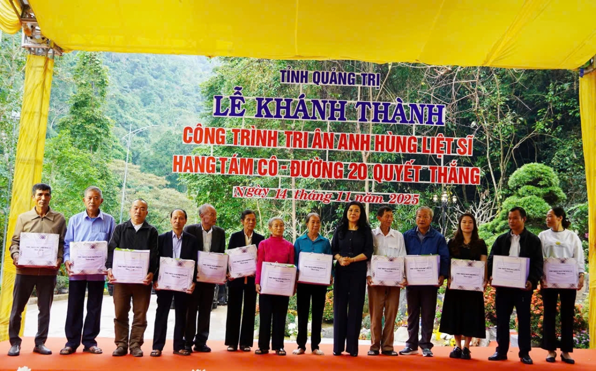 Phu nhân Tổng Bí thư Ban Chấp hành Trung ương Đảng Cộng sản Việt Nam Ngô Phương Ly cũng đã có những phần quà gửi đến các gia đình liệt sĩ. Ảnh: Hồng Lựu