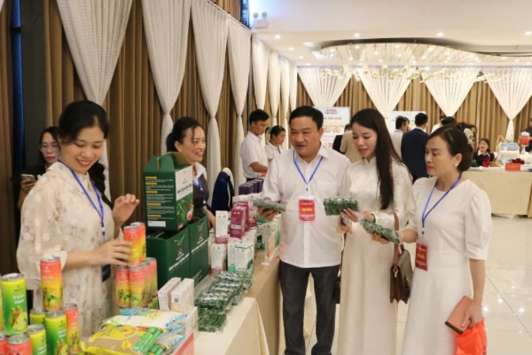 Các đại biểu tham quan gian hàng giới thiệu các sản phẩm của doanh nghiệp. Ảnh: Hồng Ngọc