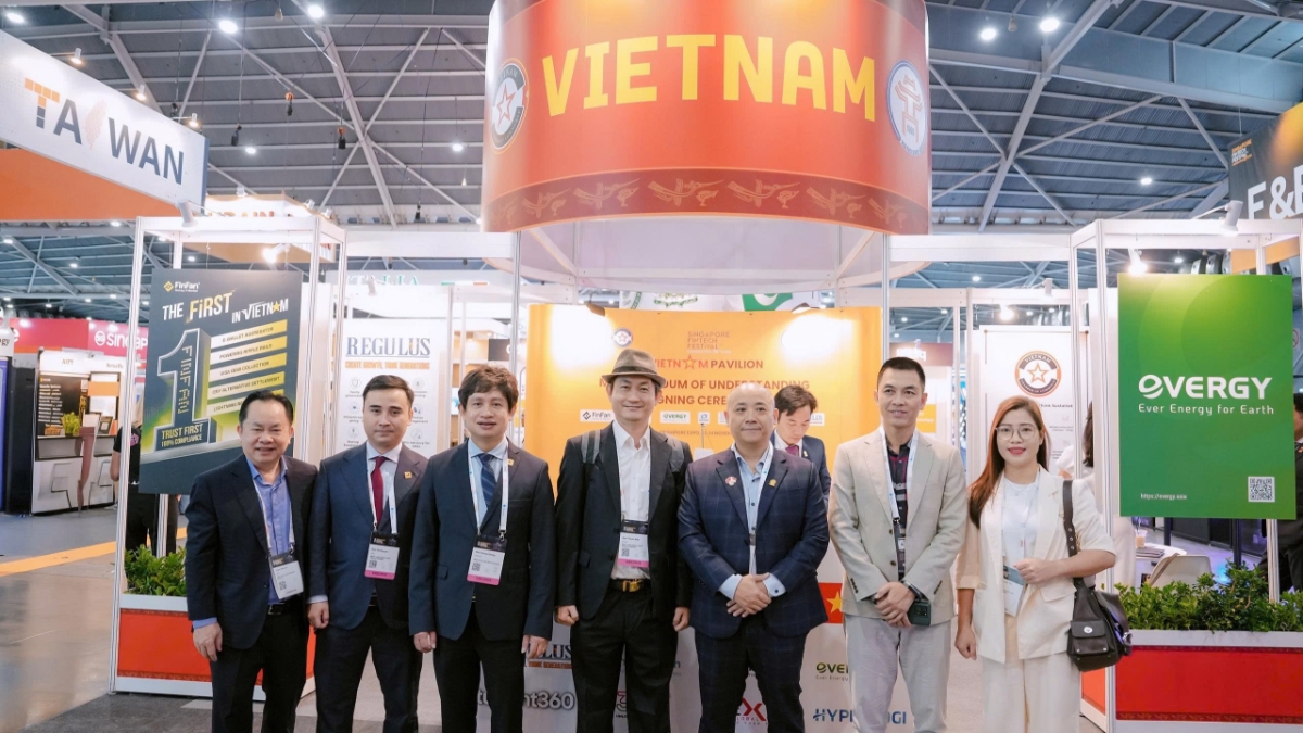 Đoàn đại biểu Meey Group chụp ảnh giao lưu tại Gian hàng Vietnam Pavilion.