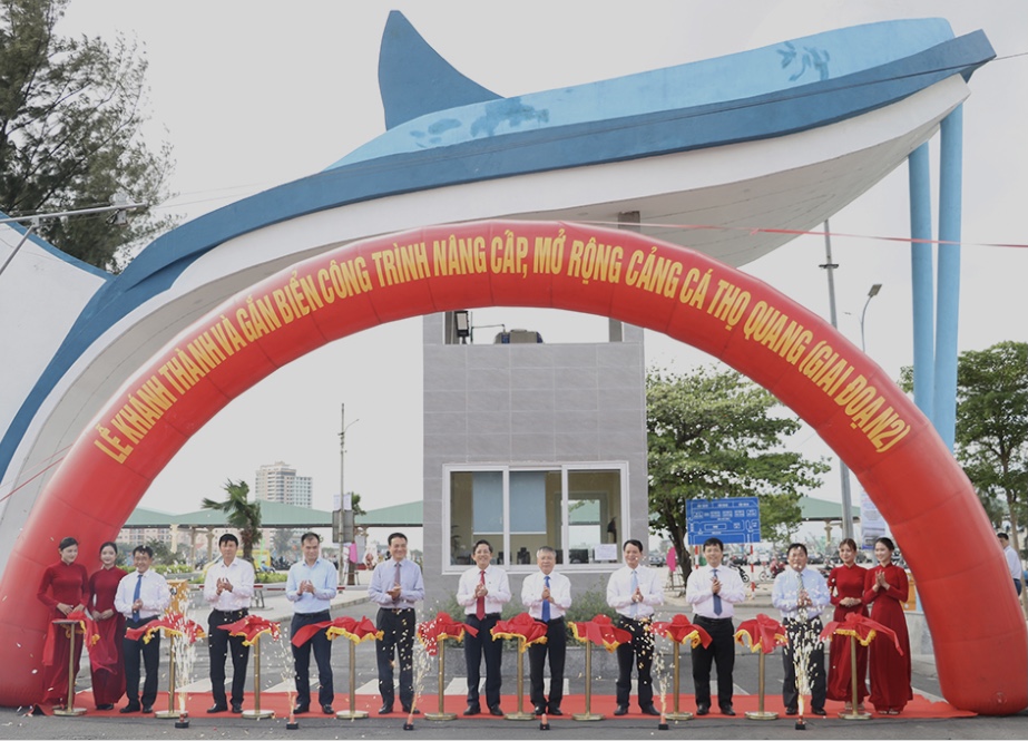 Lãnh đạo TP. Đà Nẵng và Bộ NN&MT thực hiện ghi thức khánh thành dự án nâng cấp, mở rộng cảng cá Thọ Quang.
