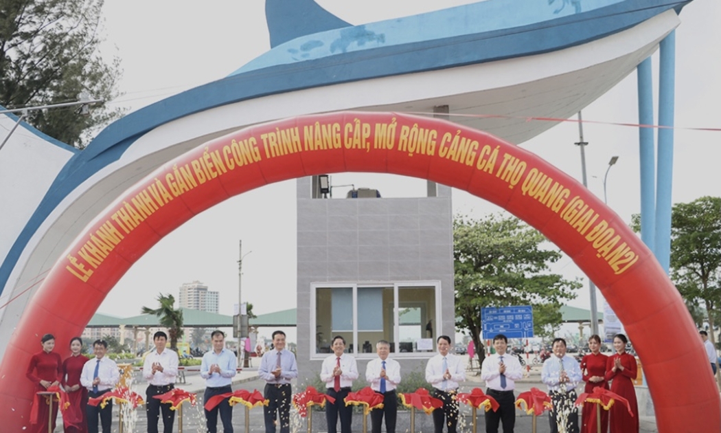 Lãnh đạo TP. Đà Nẵng và Bộ NN&MT thực hiện ghi thức khánh thành dự án nâng cấp, mở rộng cảng cá Thọ Quang.