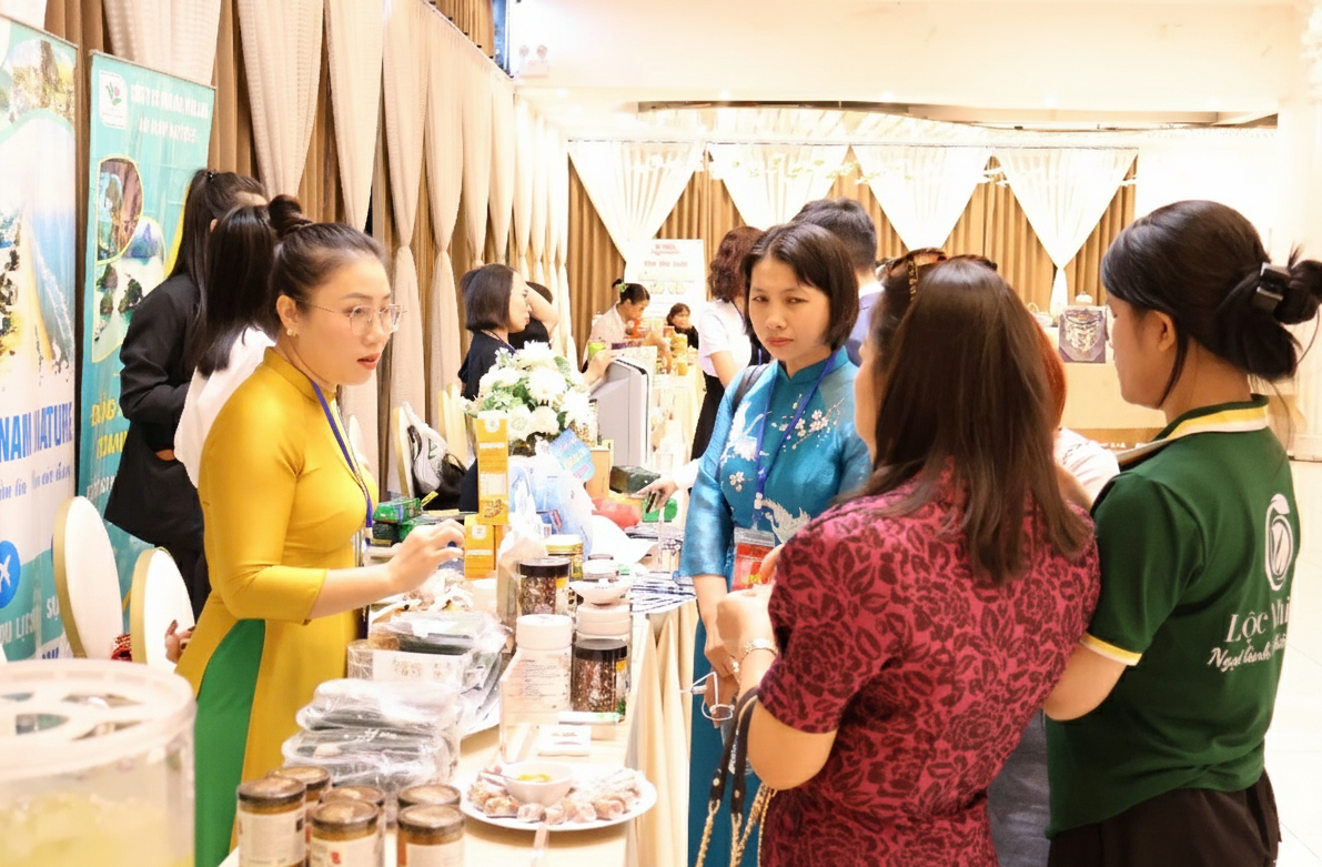 Đại diện các doanh nghiệp trao đổi, tham quan sản phẩm của nhau trong khuôn khổ hội nghị. Ảnh: Mai Quế