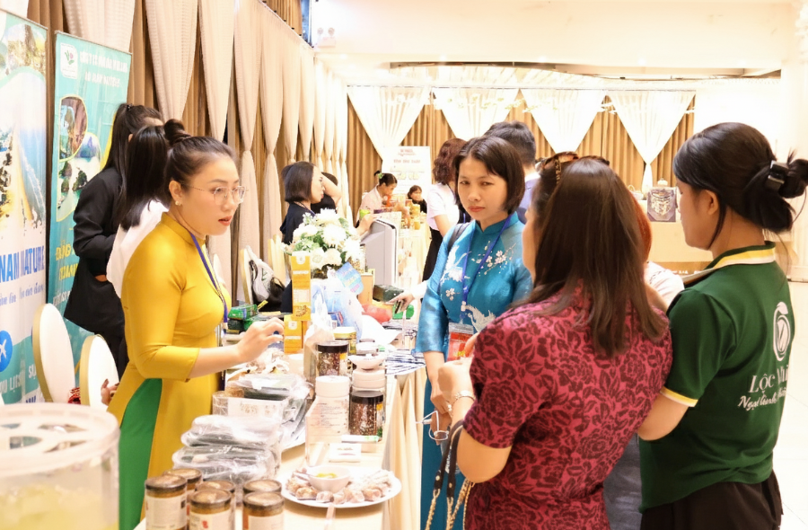 Đại diện các doanh nghiệp trao đổi, tham quan sản phẩm của nhau trong khuôn khổ hội nghị. Ảnh: Mai Quế