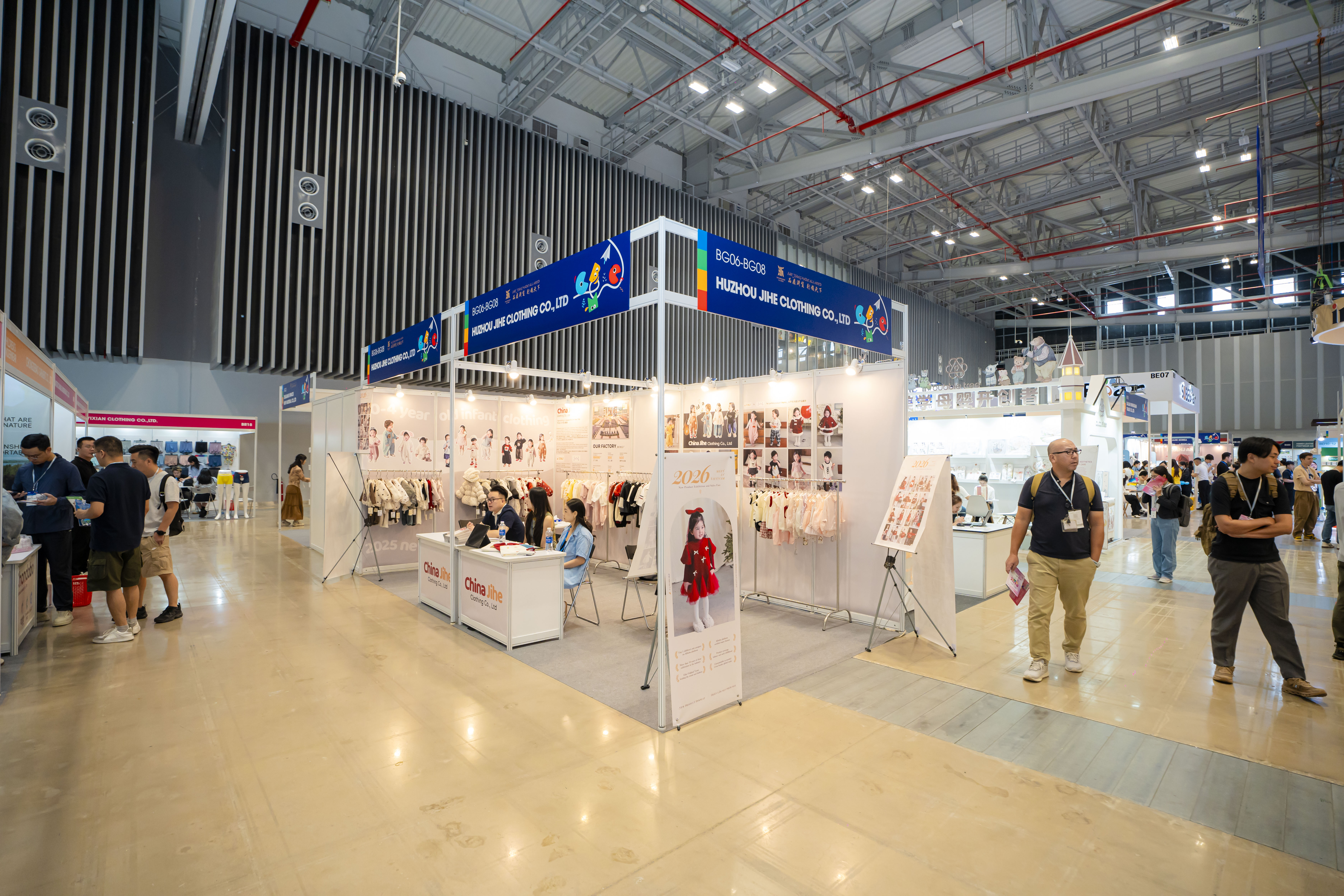 Hơn 400 thương hiệu tham gia trưng bày tại triển lãm.