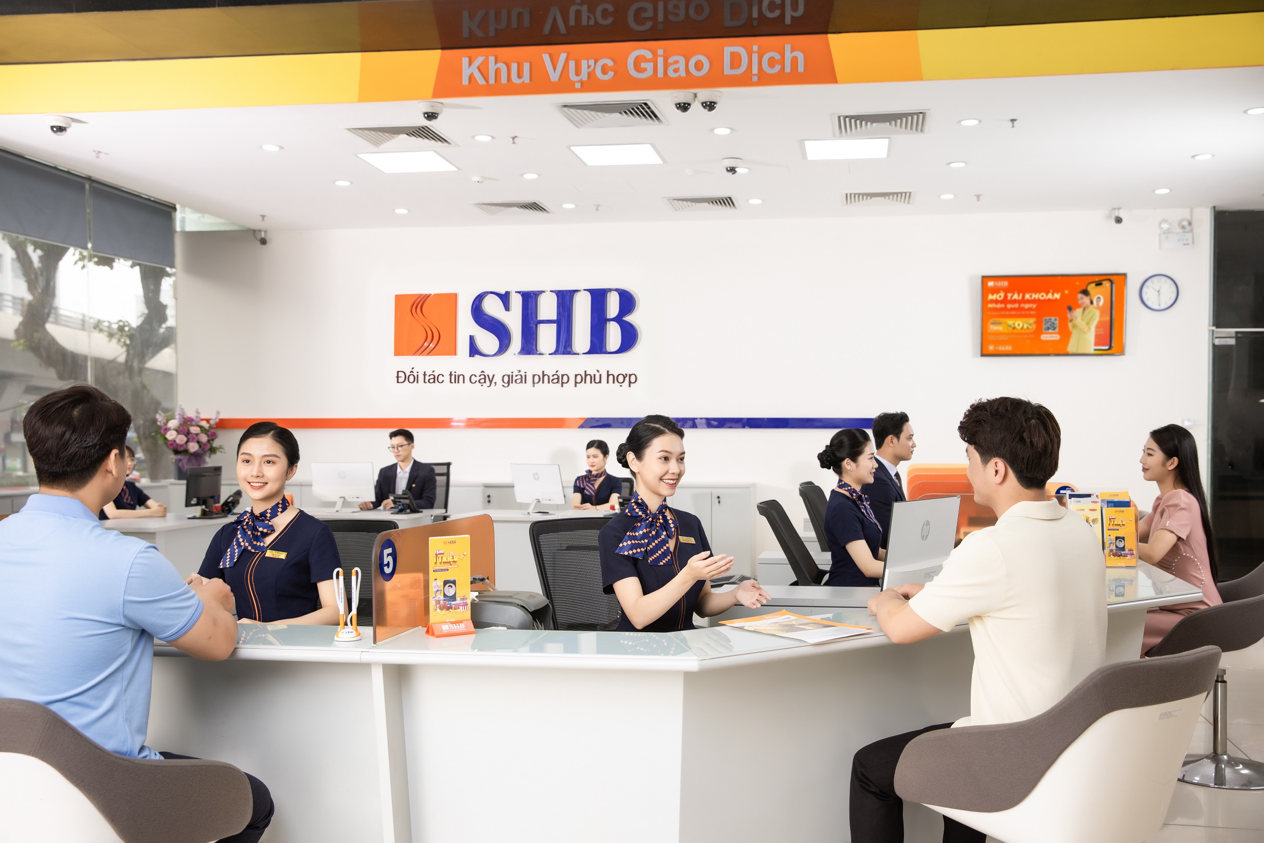 Khách hàng giao dịch tại SHB.