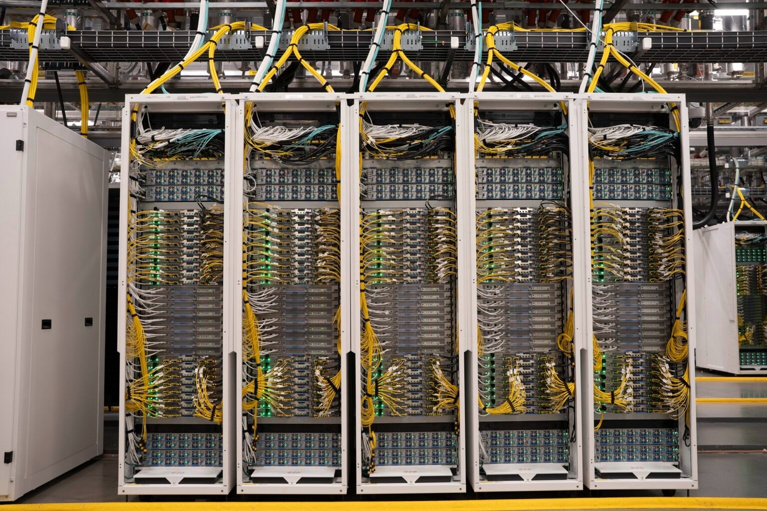 Thông tin được chia sẻ giữa tất cả GPU tại cơ sở Atlanta Fairwater bằng mạng lưới thông lượng cao, cực nhanh. Ảnh: Microsoft&nbsp;