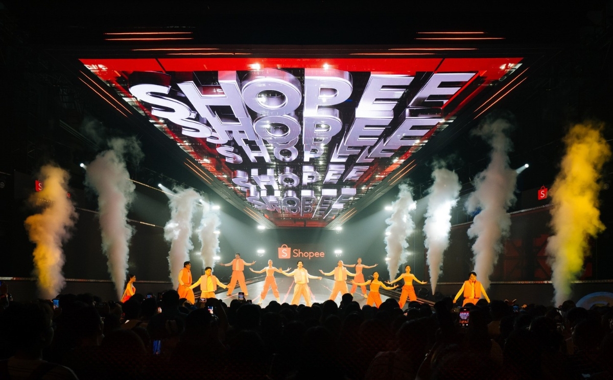 Siêu nhạc hội “Sao live đỉnh chóp” gây ấn tượng với các giọng ca gồm Noo Phước Thịnh, Karik, Anh Tú cùng MC Neko Lê.