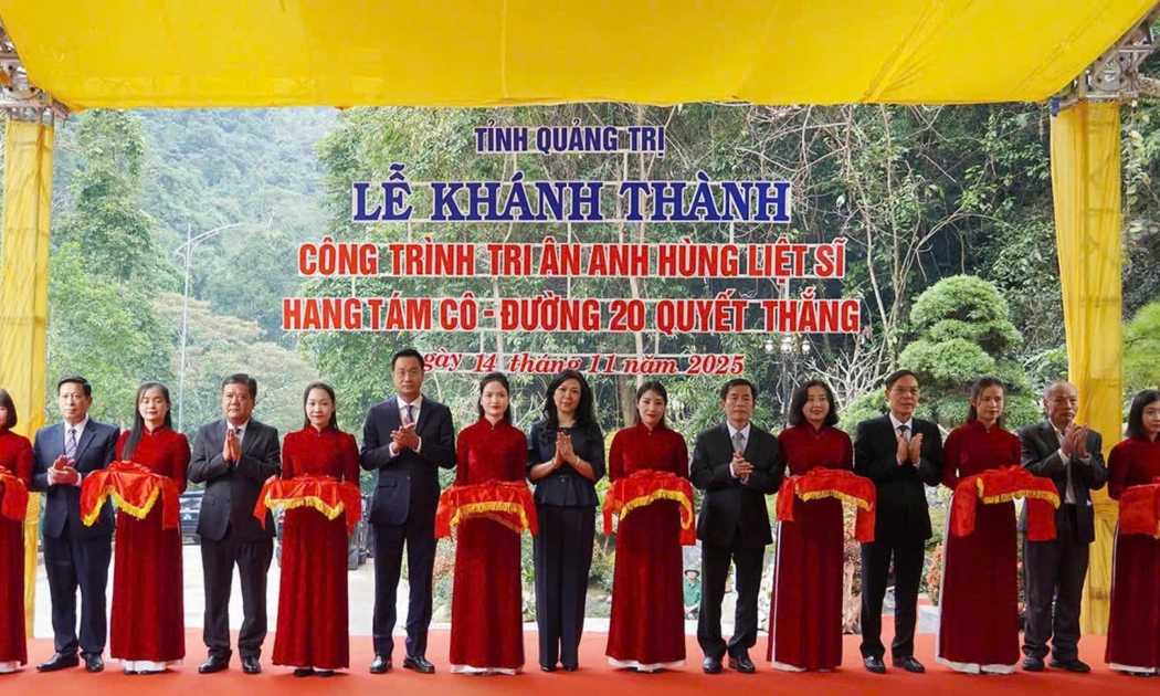 Các đại biểu thực hiện nghi thức khánh thành công trình tôn tạo Di tích Quốc gia đặc biệt Hang Tám Cô. Ảnh: Hồng Lựu