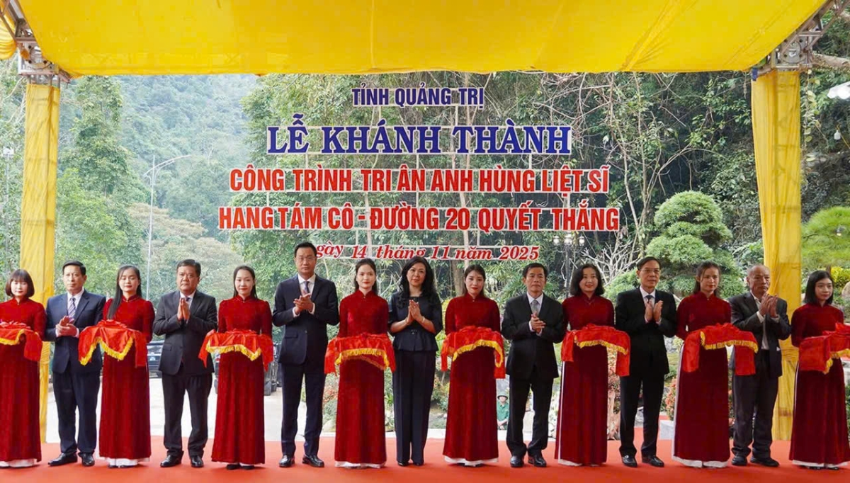 Các đại biểu thực hiện nghi thức khánh thành công trình tôn tạo Di tích Quốc gia đặc biệt Hang Tám Cô. Ảnh: Hồng Lựu