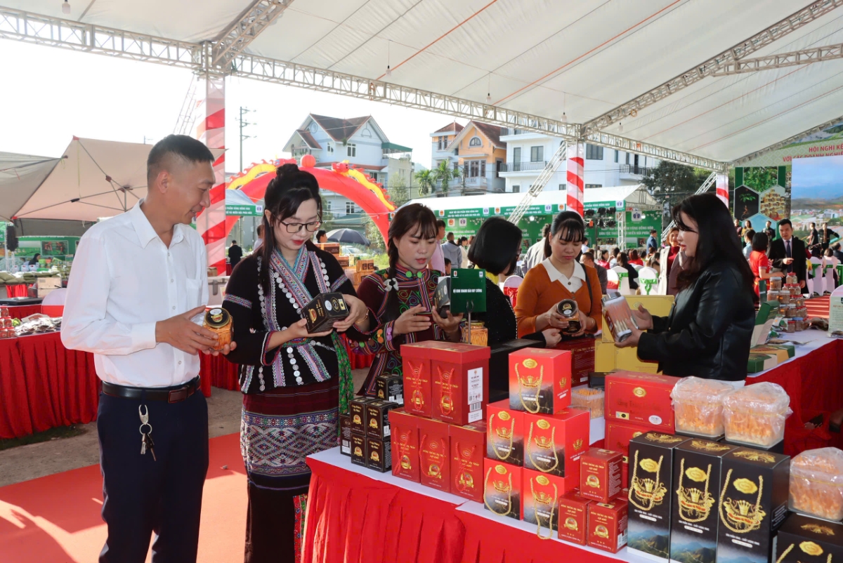 74 gian hàng từ các tỉnh vùng núi khu vực phía Bắc được giới thiệu tại Ngày hội.